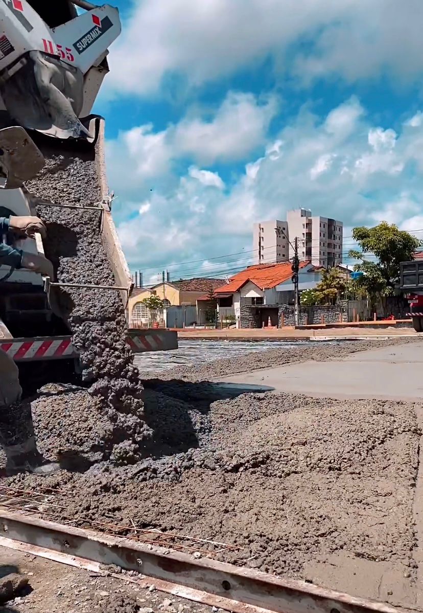 Condições climáticas favoráveis garantem início da colocação do concreto na área ampliada do Parque do Povo nesta terça-feira